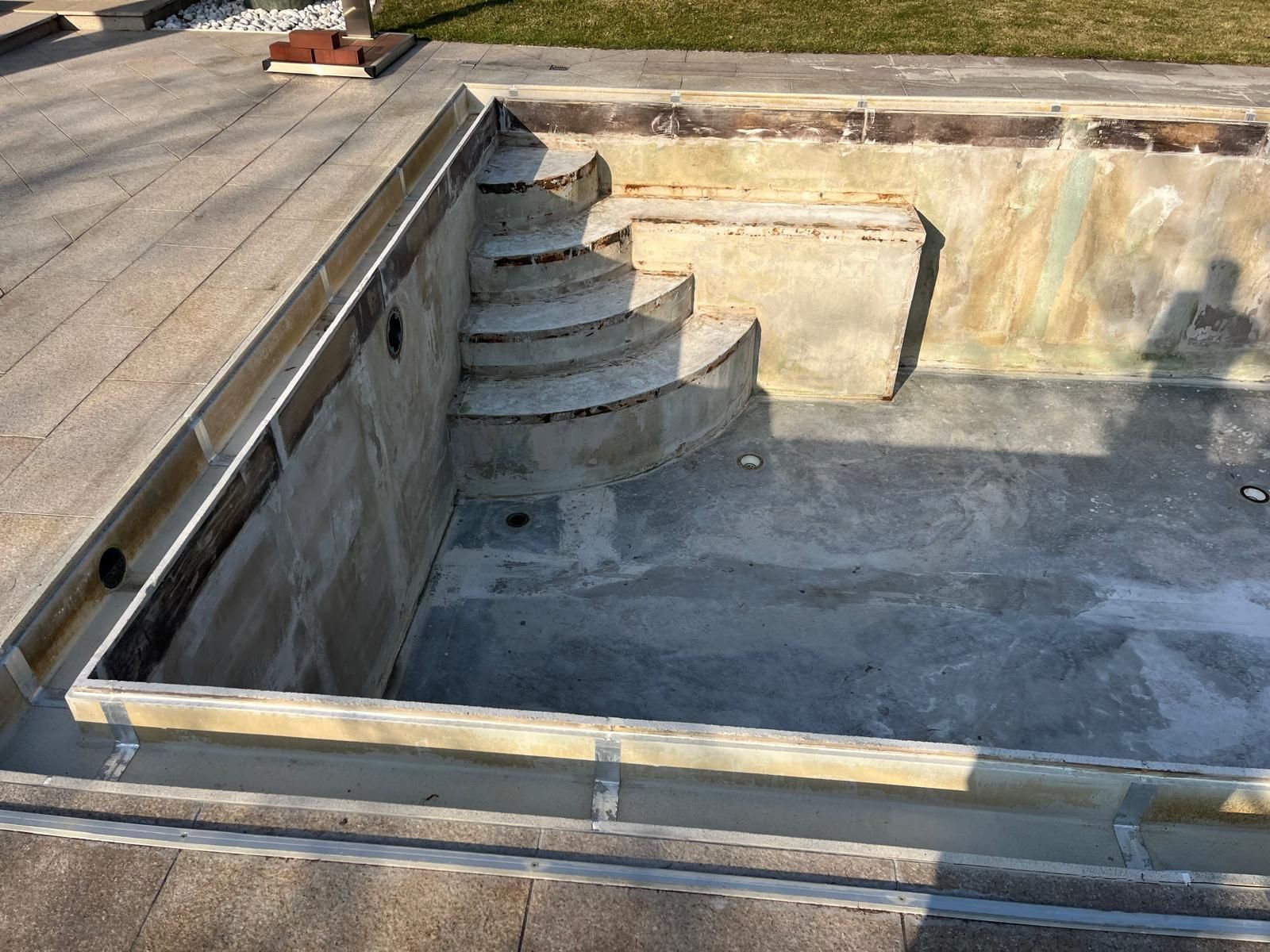 Vorbereitetes Altbecken vor der neuen Folienverlegung