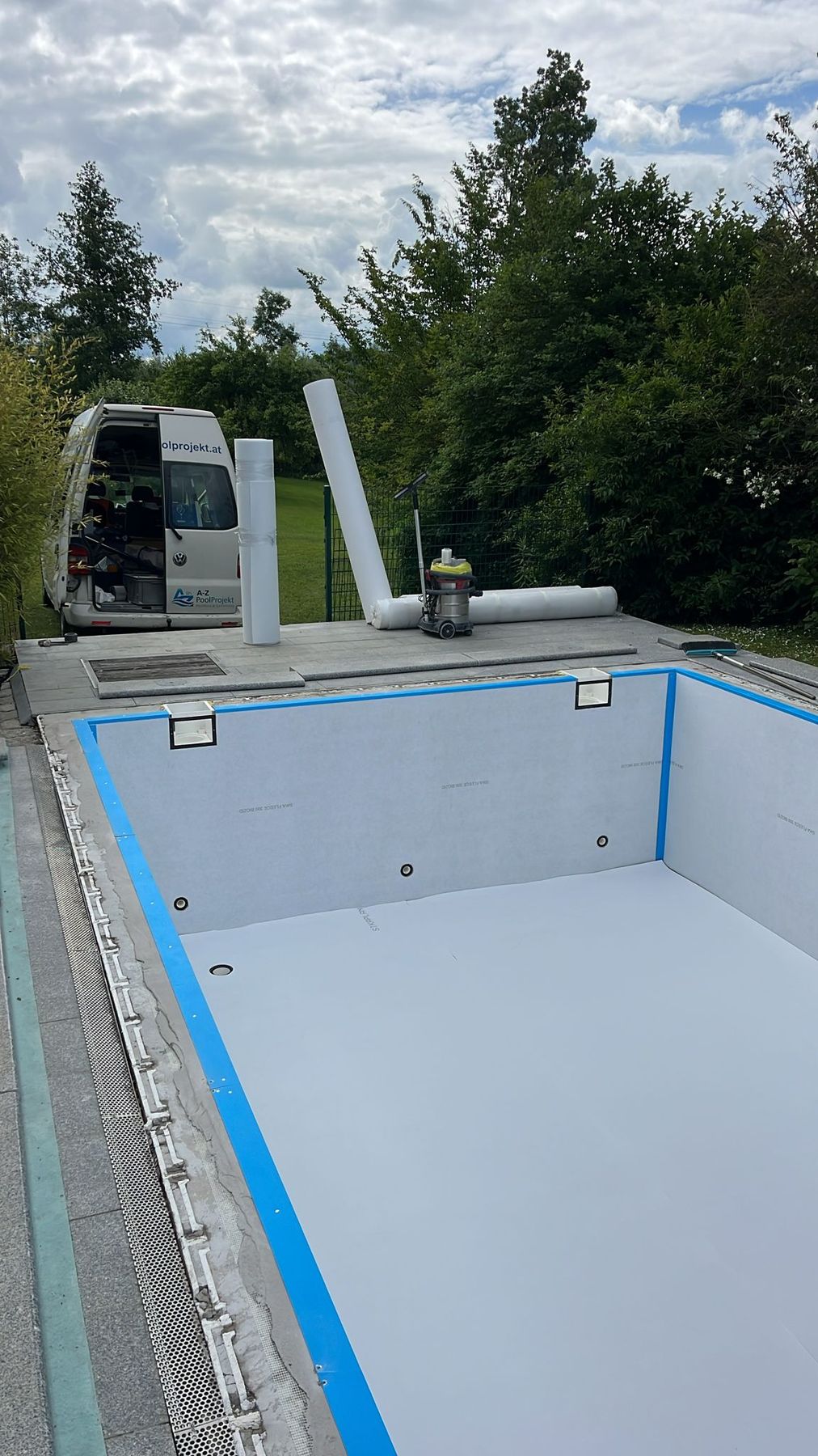 Frisch verlegte Vlies-Unterlage im Poolbecken