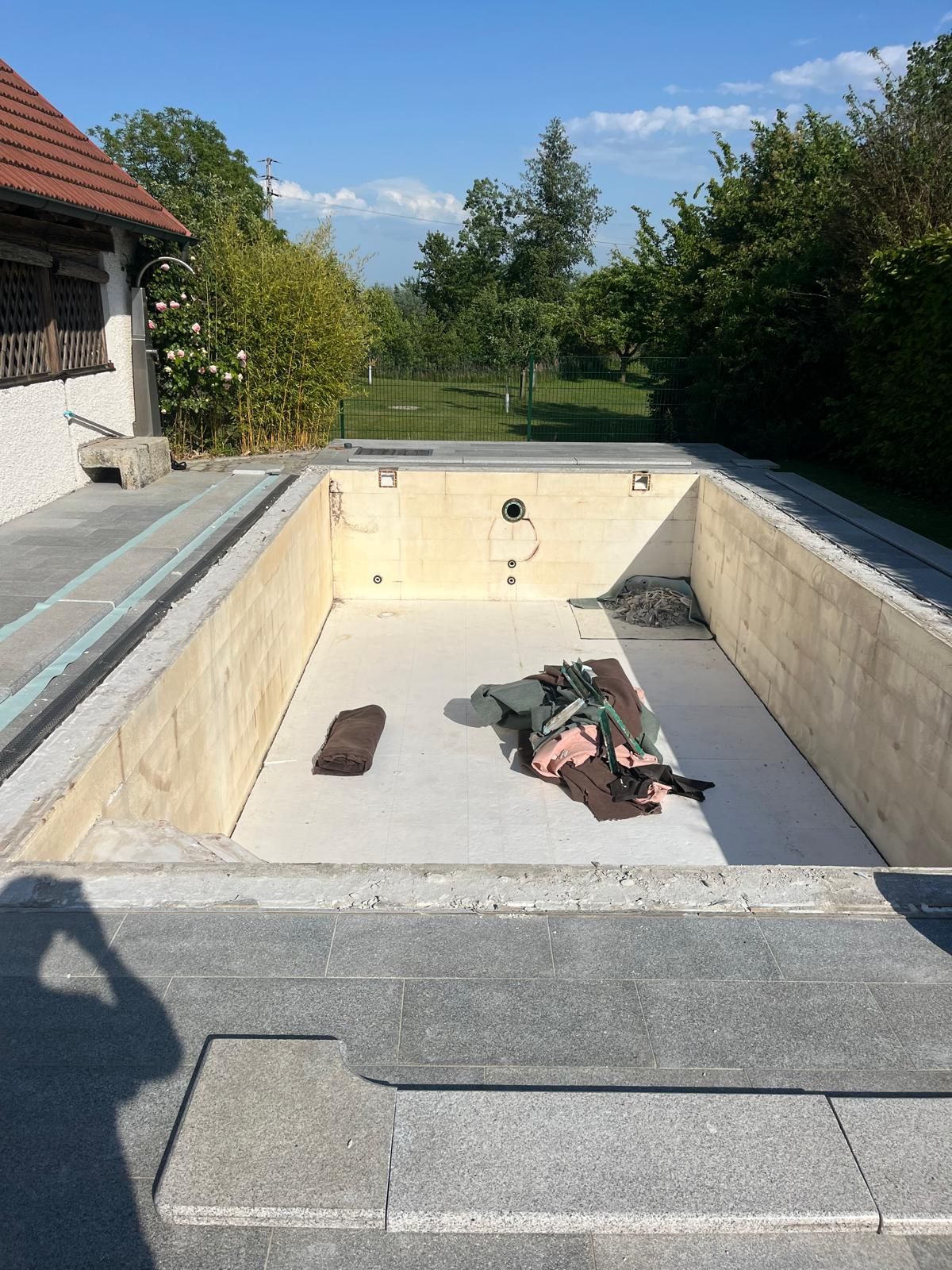 Leeres Poolbecken während der Sanierung