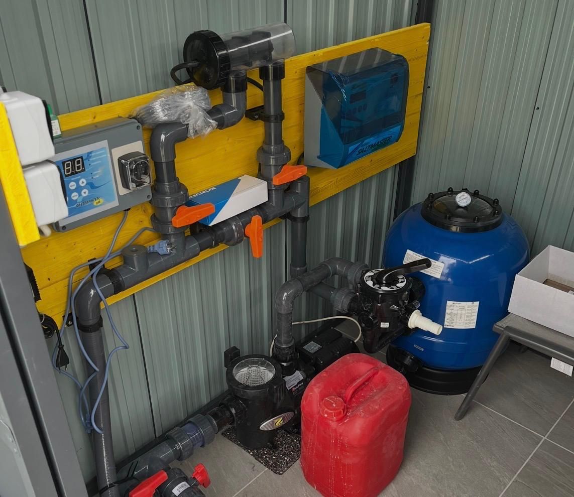 Technikraum mit Sandfilteranlage, Pumpe und Salzanlage