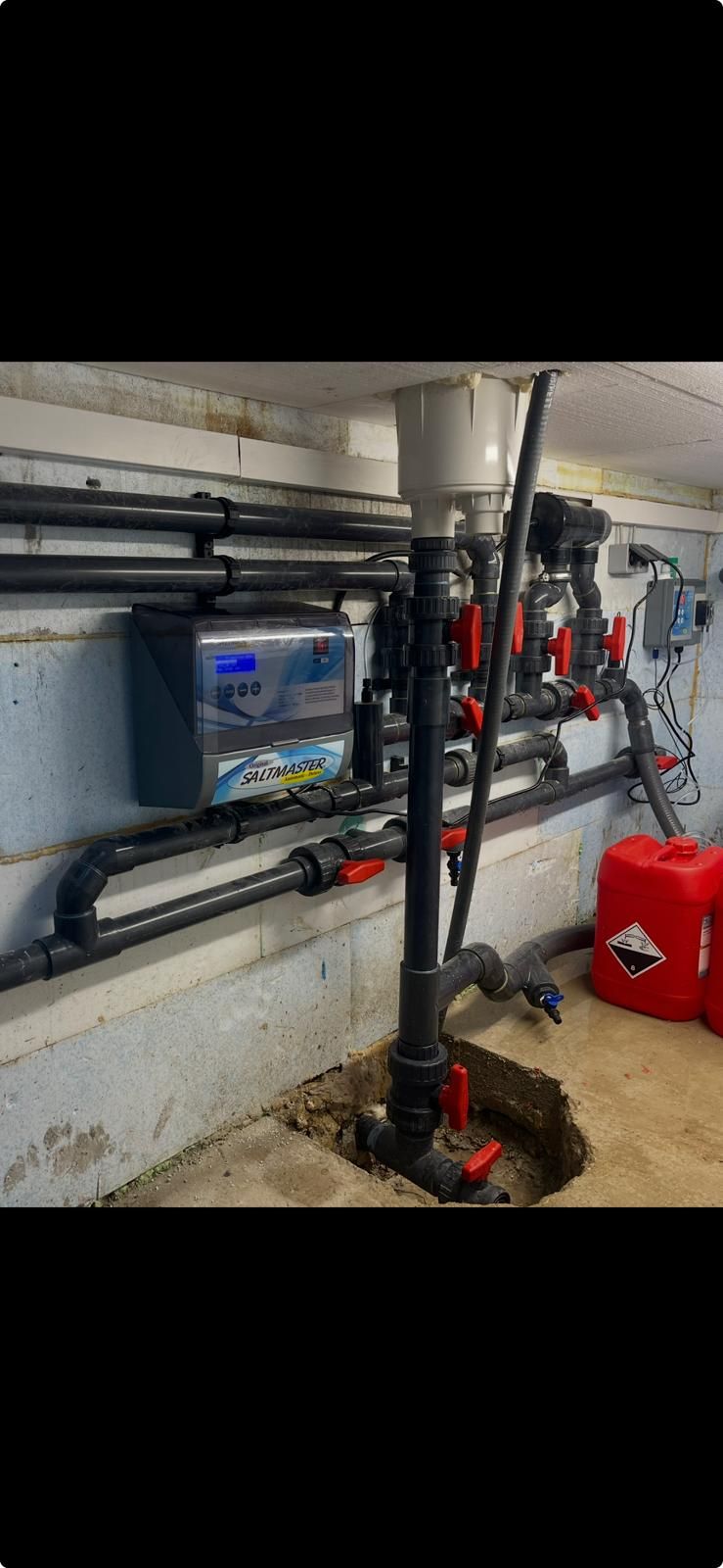 Fertig installierte Verrohrung im Pooltechnikraum