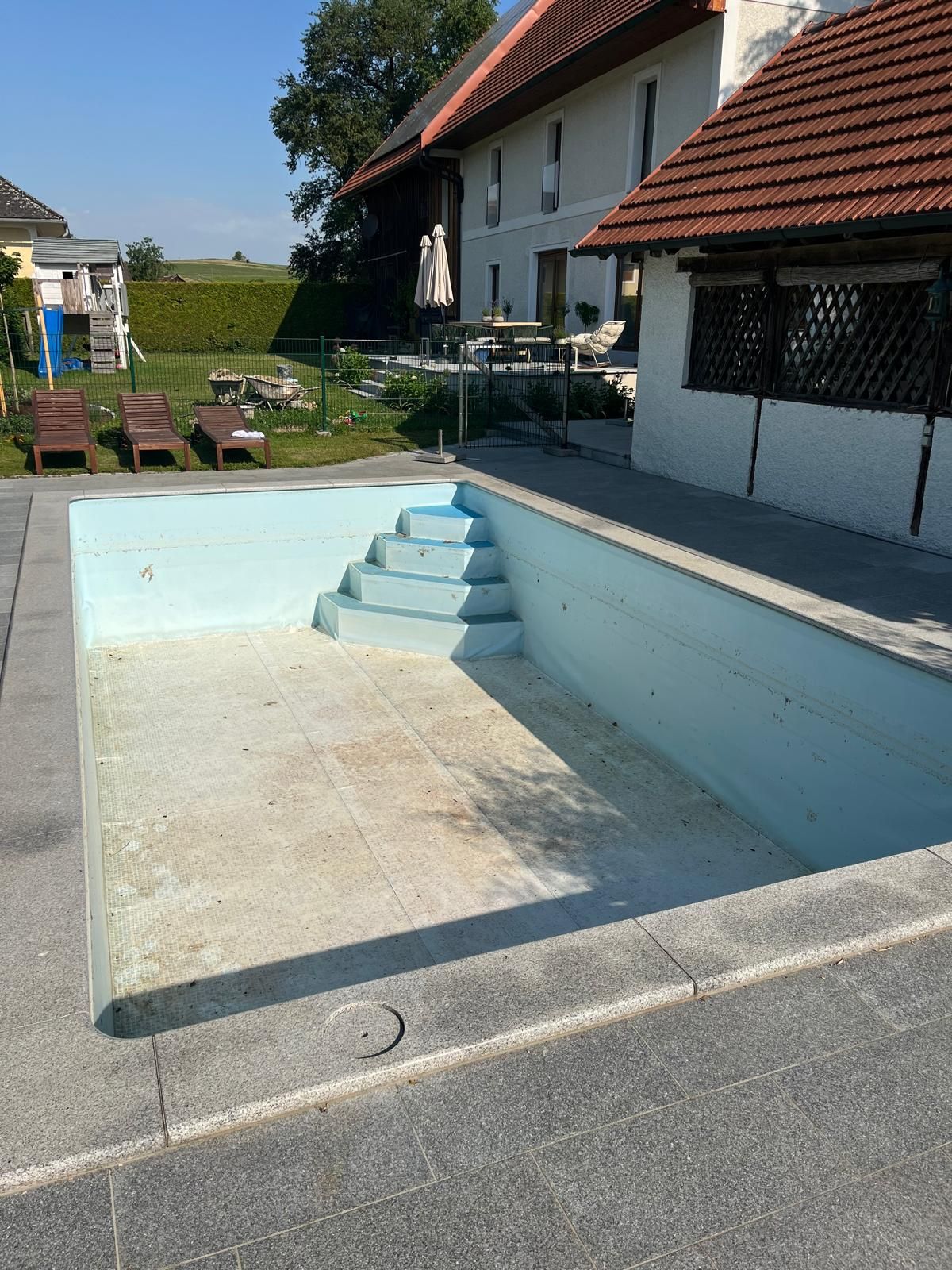 Altes Poolbecken mit verschlissener Folie vor der Sanierung