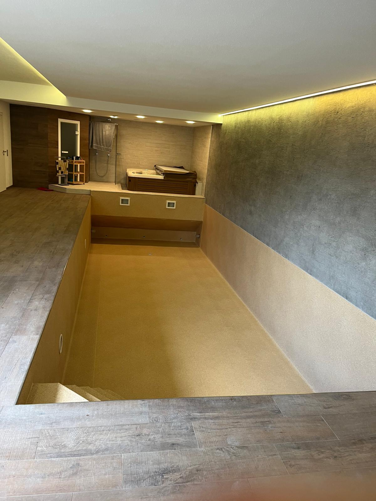 Indoor Pool mit fertig verlegter sandfarbener Poolfolie